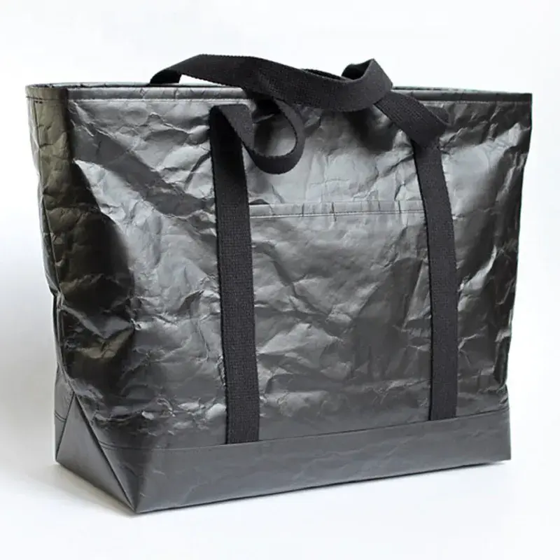 Saco Tyvek preto grande com pegas pretas compridas e base estruturada