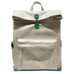 Mochila Tyvek branca minimalista com fecho de botão verde e bolso frontal