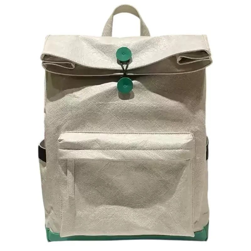 Mochila Tyvek branca minimalista com fecho de botão verde e bolso frontal
