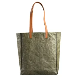 Saco Tyvek verde com pegas em pele castanha