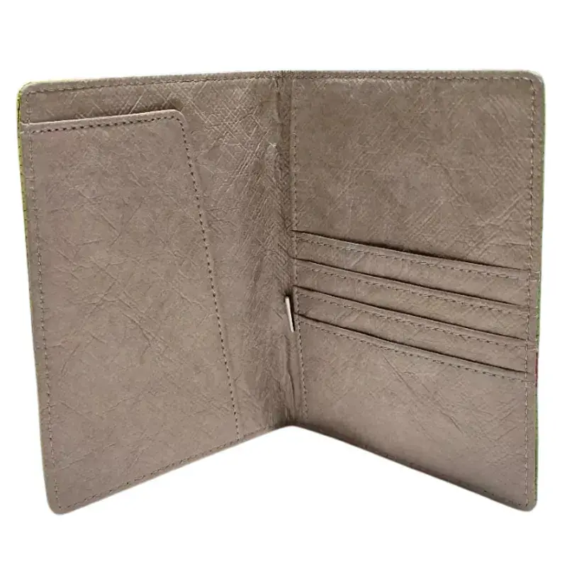 Porta-cartões aberto em Tyvek com várias ranhuras para cartões e um acabamento texturado