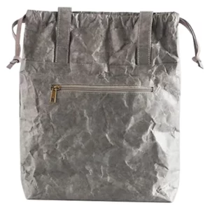 Saco cinzento em Tyvek com cordão, bolso frontal com fecho de correr e textura enrugada