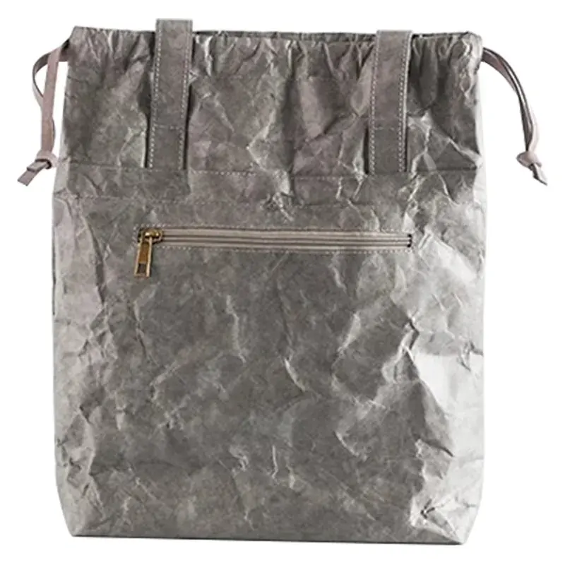 Saco cinzento em Tyvek com cordão, bolso frontal com fecho de correr e textura enrugada