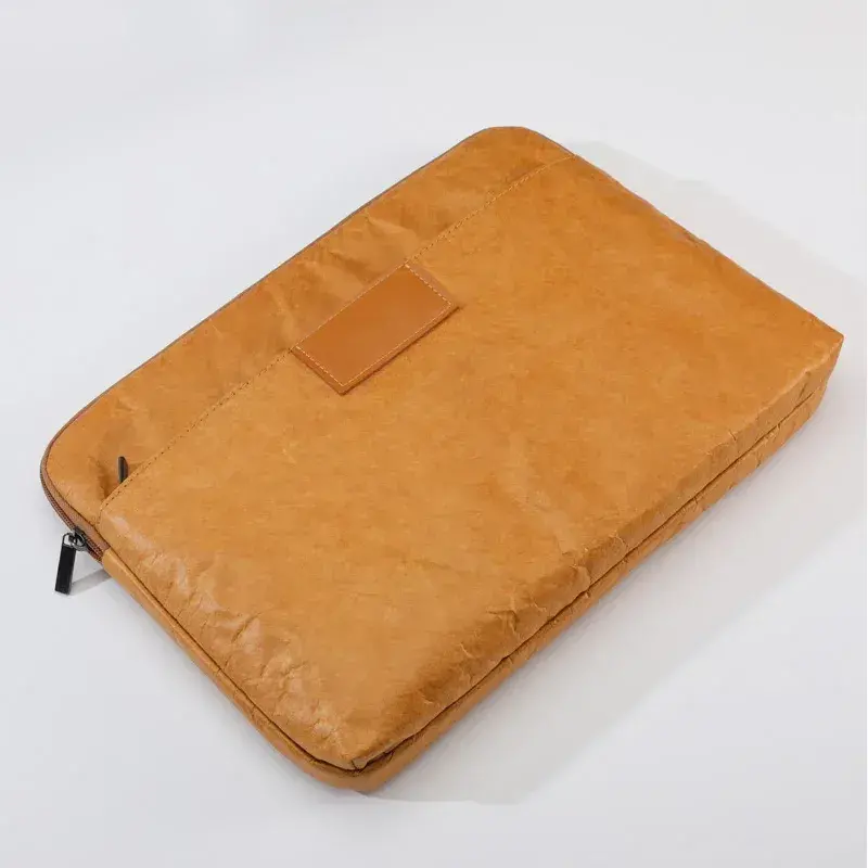 Mala para portátil em material Tyvek de cor castanha com fecho de correr