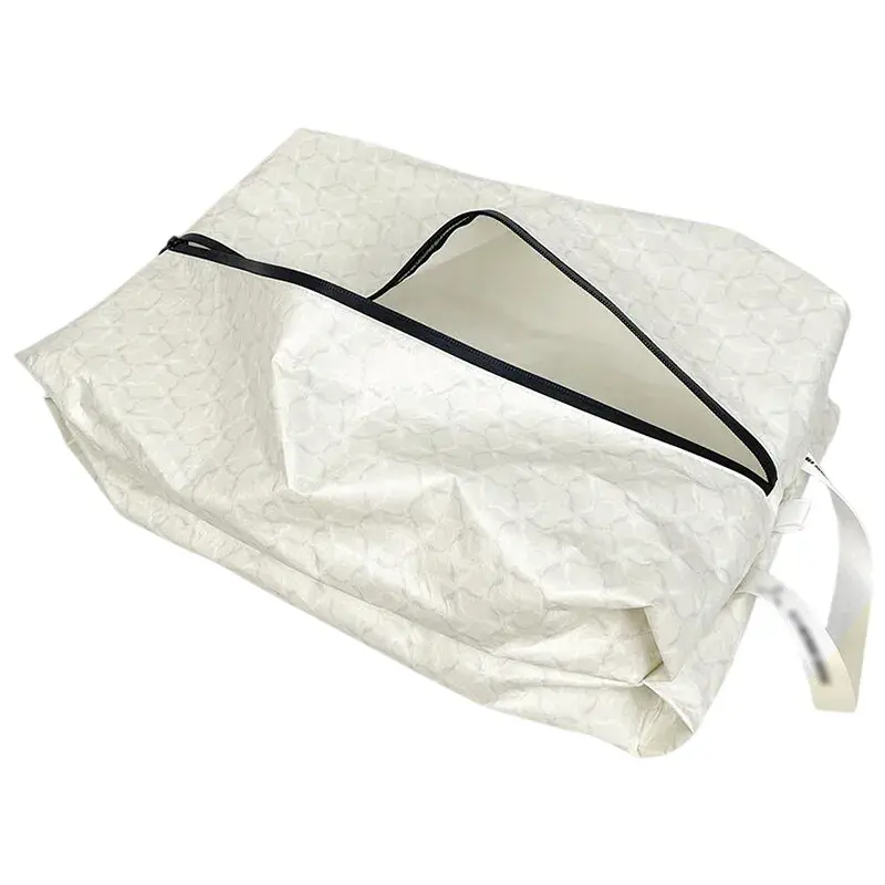 Saco de sapatos em Tyvek com fecho de correr e pega, apresentado parcialmente aberto