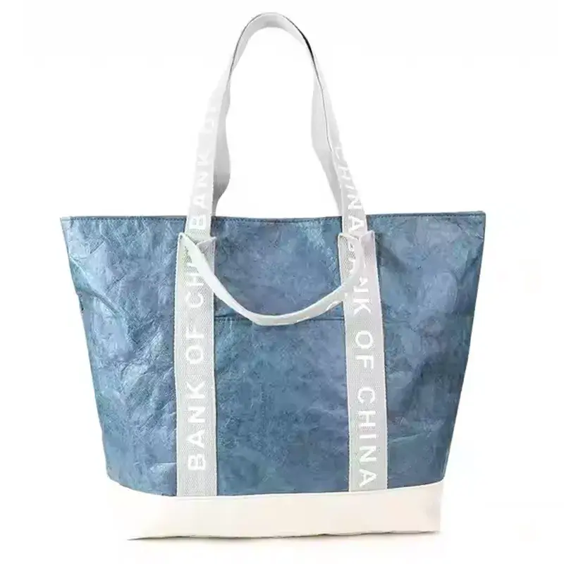 Sac fourre-tout en Tyvek bleu avec poignées blanches et fond blanc