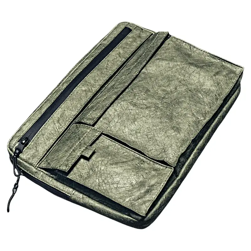 Bolsa Tyvek verde com fecho de correr, com vários compartimentos e uma superfície texturada.